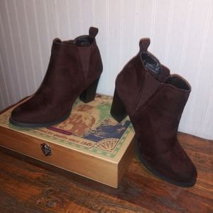 Size 9 Pierre Dumas Brown booties